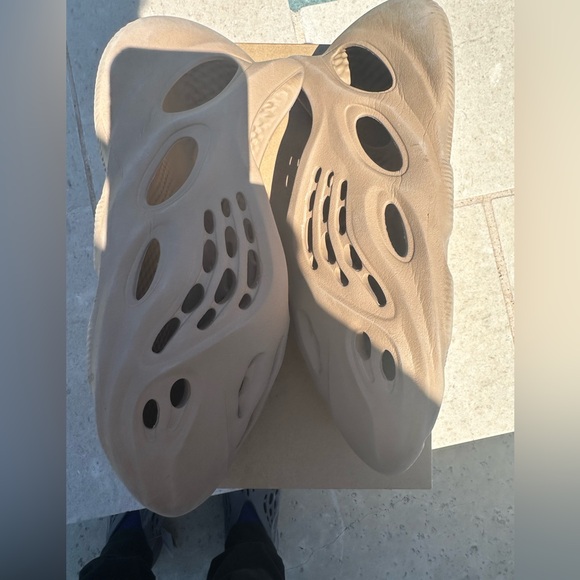 Yeezy Foam Runner ‘Clay Stone’ - Picture 9 of 13